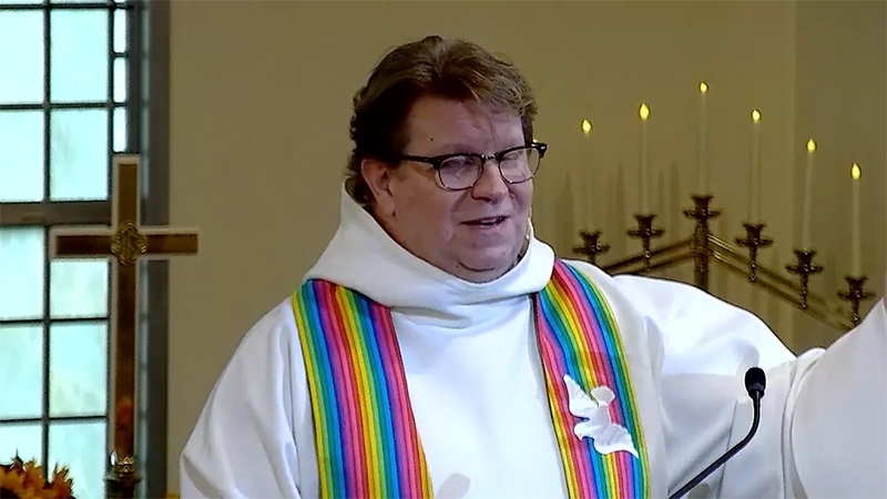  “Deixei de fingir ser homem”: pastora se declara mulher trans durante celebração religiosa