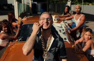 Hétero, Puterrier rebate especulações após aparecer com bandeira bissexual no palco