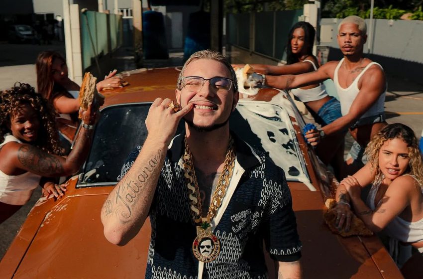  Hétero, Puterrier rebate especulações após aparecer com bandeira bissexual no palco