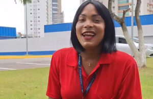 Mulher trans viraliza ao celebrar primeiro emprego com carteira assinada aos 35 anos