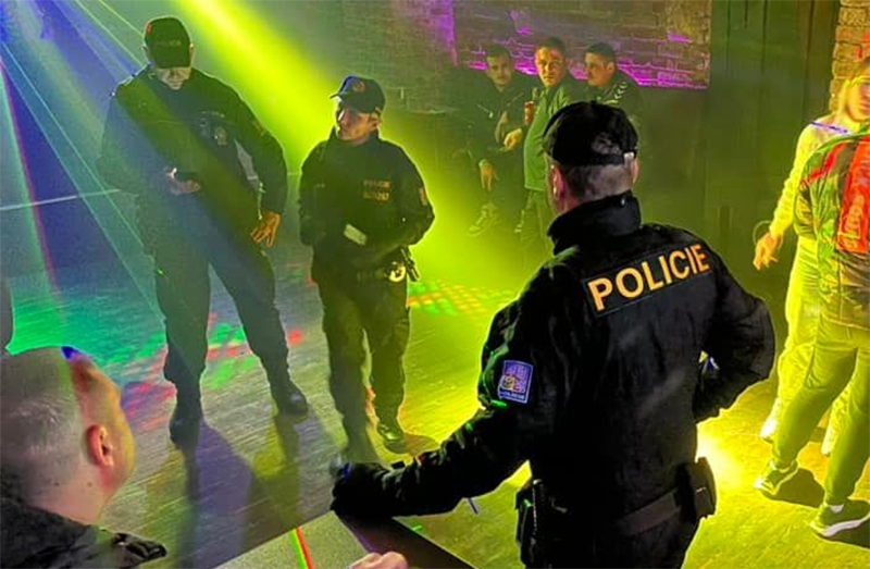  Mais de 100 pessoas são detidas após operação policial em boate LGBTQ+: “Um verdadeiro pesadelo”