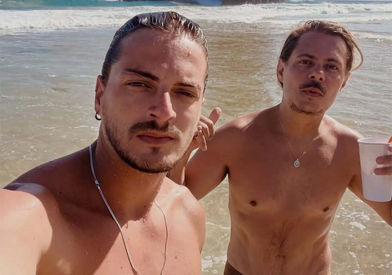  Marcus Majella aparece sem camisa em viagem a Noronha e exibe shape após perder mais de 30 kg