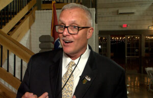 Nos EUA, político defende pena de morte para pais e médicos que apoiam jovens trans