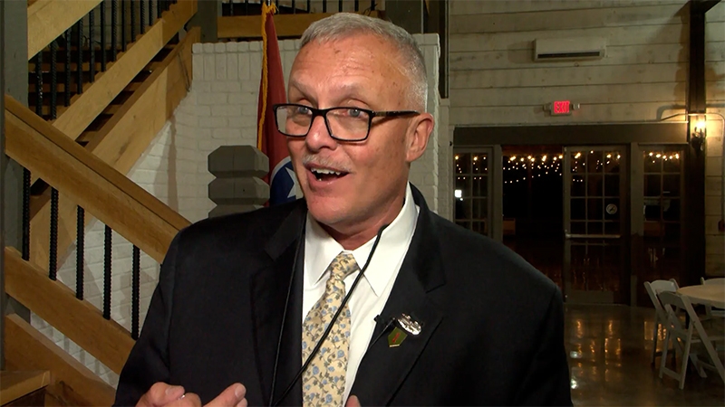  Nos EUA, político defende pena de morte para pais e médicos que apoiam jovens trans