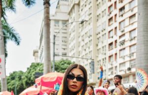 Grag Queen chega com tudo ao Bloco da Favorita e surpreende no Carnaval do Rio de Janeiro