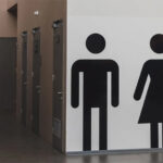 Estudo da USP liga transfobia em banheiros públicos a distúrbios urinários em pessoas trans