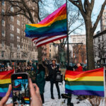 Ativistas desafiam Trump e recolocam bandeira LGBTQIA+ no Monumento de Stonewall