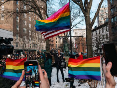 Ativistas desafiam Trump e recolocam bandeira LGBTQIA+ no Monumento de Stonewall