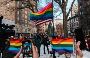 Ativistas desafiam Trump e recolocam bandeira LGBTQIA+ no Monumento de Stonewall