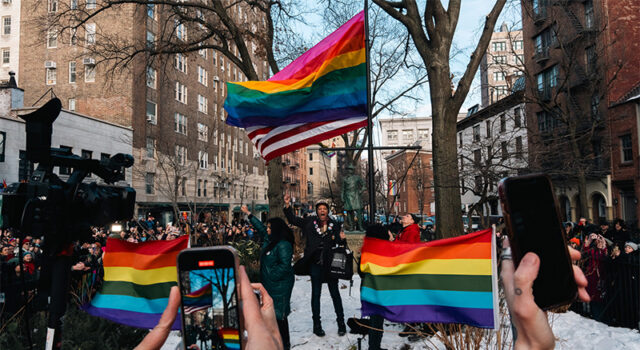 Ativistas desafiam governo de Donald Trump e recolocam bandeira LGBTQIA+ no Monumento de Stonewall