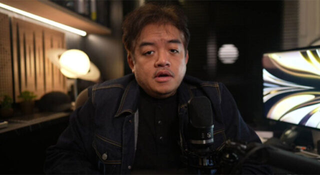 Influenciador conservador diz que fones de ouvido “estão deixando homens gays” e vira piada na web