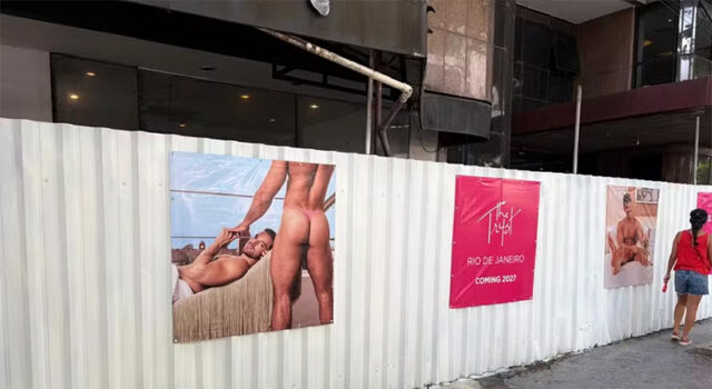 Futuro hotel LGBTQIA+ em Ipanema chama atenção com cartazes ousados nos tapumes