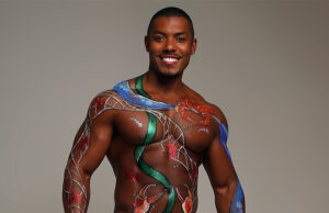 Com pintura corporal ousada, destaque da Grande Rio entra no clima do Carnaval exaltando o Manguebeat