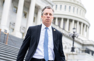 Deputado chama show de Bad Bunny de “pornografia gay” e aciona Congresso pedindo investigação