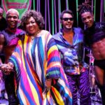 Marrom na roda: Alcione faz participação surpresa e leva público da Sambay ao delírio no Rio