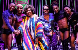 Marrom na roda: Alcione faz participação surpresa e leva público da Sambay ao delírio no Rio