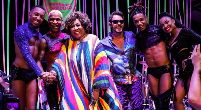 Marrom na roda: Alcione faz participação surpresa e leva público da Sambay ao delírio no Rio