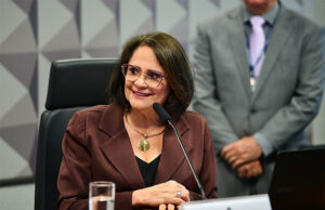 Após Erika Hilton assumir Comissão dos Direitos da Mulher, Damares afirma que espaço deve ser de quem “nasceu mulher”