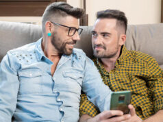 Novo estudo investiga impacto do Grindr na forma como casais gays se relacionam durante viagens