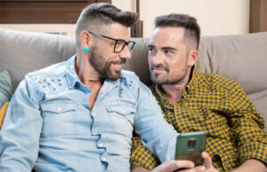 Novo estudo investiga impacto do Grindr na forma como casais gays se relacionam durante viagens