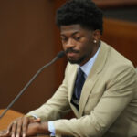Lil Nas X comparece ao tribunal e planeja acordo judicial após episódio que terminou com sua prisão