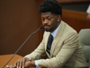 Lil Nas X comparece ao tribunal e planeja acordo judicial após episódio que terminou com sua prisão