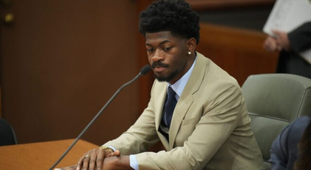 Lil Nas X comparece ao tribunal e planeja acordo judicial após episódio que terminou com sua prisão