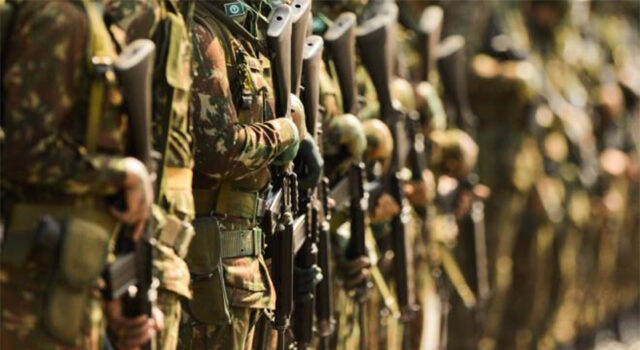 Ex-militar heterossexual afirma ter sido expulso do Exército após acusação de ser gay: “Arruinou minha vida”