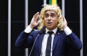Justiça do DF anula condenação de Nikolas Ferreira por transfobia em discurso com peruca na Câmara