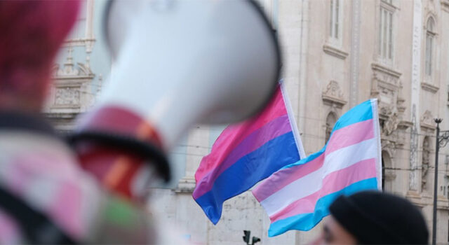 Portugal aprova três projetos que ameaçam direitos de pessoas trans e acende alerta dentro e fora do país