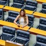 Sob ataques transfóbicos, Erika Hilton avança com 26 propostas em defesa das mulheres