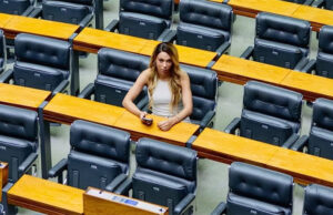 Sob ataques transfóbicos, Erika Hilton avança com 26 propostas em defesa das mulheres