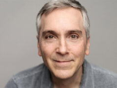 Astro de “Queer as Folk” celebra legado da série 25 anos depois: “Mostramos gays como seres humanos tridimensionais”