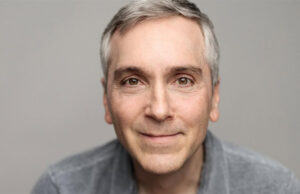 Astro de “Queer as Folk” celebra legado da série 25 anos depois: “Mostramos gays como seres humanos tridimensionais”