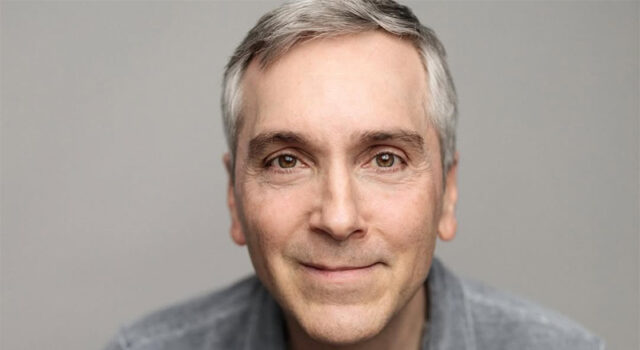 Astro de “Queer as Folk” celebra legado da série 25 anos depois: “Mostramos gays como seres humanos tridimensionais”