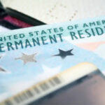 Nova regra de imigração dos EUA pode revogar vistos de pessoas trans por “falsidade ideológica”