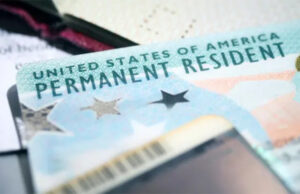 Nova regra de imigração dos EUA pode revogar vistos de pessoas trans por “falsidade ideológica”