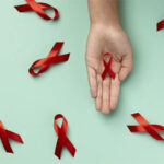 “Cura funcional”: homem de 63 anos entra em remissão do HIV após transplante inédito com medula óssea do irmão