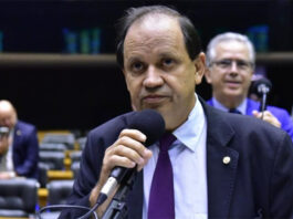 Deputado nega homofobia no Brasil e aponta “bibliafobia” e “igrejofobia” como problema real do país