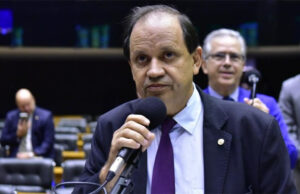 Deputado nega homofobia no Brasil e aponta “bibliafobia” e “igrejofobia” como problema real do país