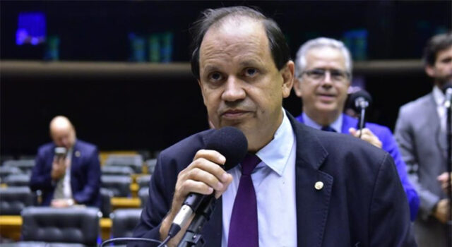 Deputado nega homofobia no Brasil e aponta “bibliafobia” e “igrejofobia” como problema real do país