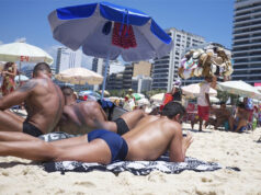 Viagem, desejo e autoestima: homens gays se sentem mais atraentes quando estão de férias, afirma novo estudo