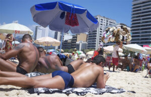 Viagem, desejo e autoestima: homens gays se sentem mais atraentes quando estão de férias, afirma novo estudo