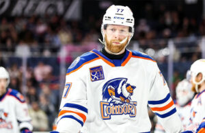 Jogador de hóquei gay diz que colegas são “mais gays do que ele” com brincadeiras no vestiário: “É muito estranho”