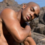 Após polêmica com neto de Mussum, modelo Kyle Goffney surge em live confusa e faz pedido de socorro: “Minha vida está em risco”