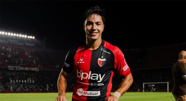 Jogador argentino Ignacio Lago é ovacionado em seu 1º jogo após se declarar gay e marcar o gol da vitória