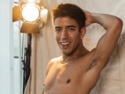 Astro pornô gay é banido dos EUA por 10 anos após interrogatório intenso em aeroporto: “Minha privacidade foi violada”