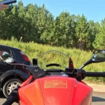 Vídeo viral expõe assédio contra motociclista em acostamento: “Tá a fim de dar uma mamada?”