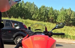 Vídeo viral expõe assédio contra motociclista em acostamento: “Tá a fim de dar uma mamada?”