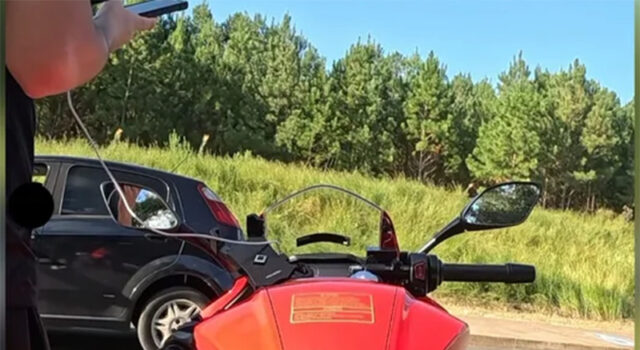 Vídeo viral expõe assédio contra motociclista em acostamento: “Tá a fim de dar uma mamada?”